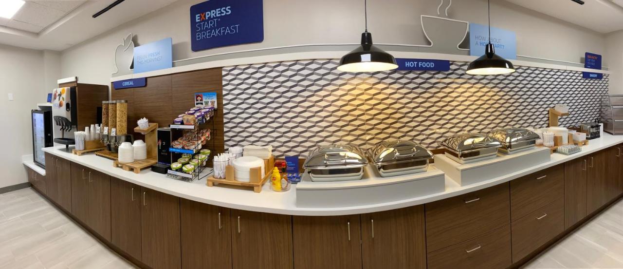 Holiday Inn Express Plymouth By Ihg Exterior photo
