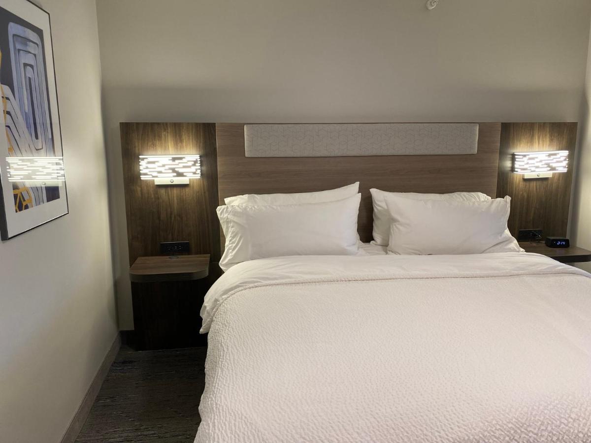 Holiday Inn Express Plymouth By Ihg Exterior photo