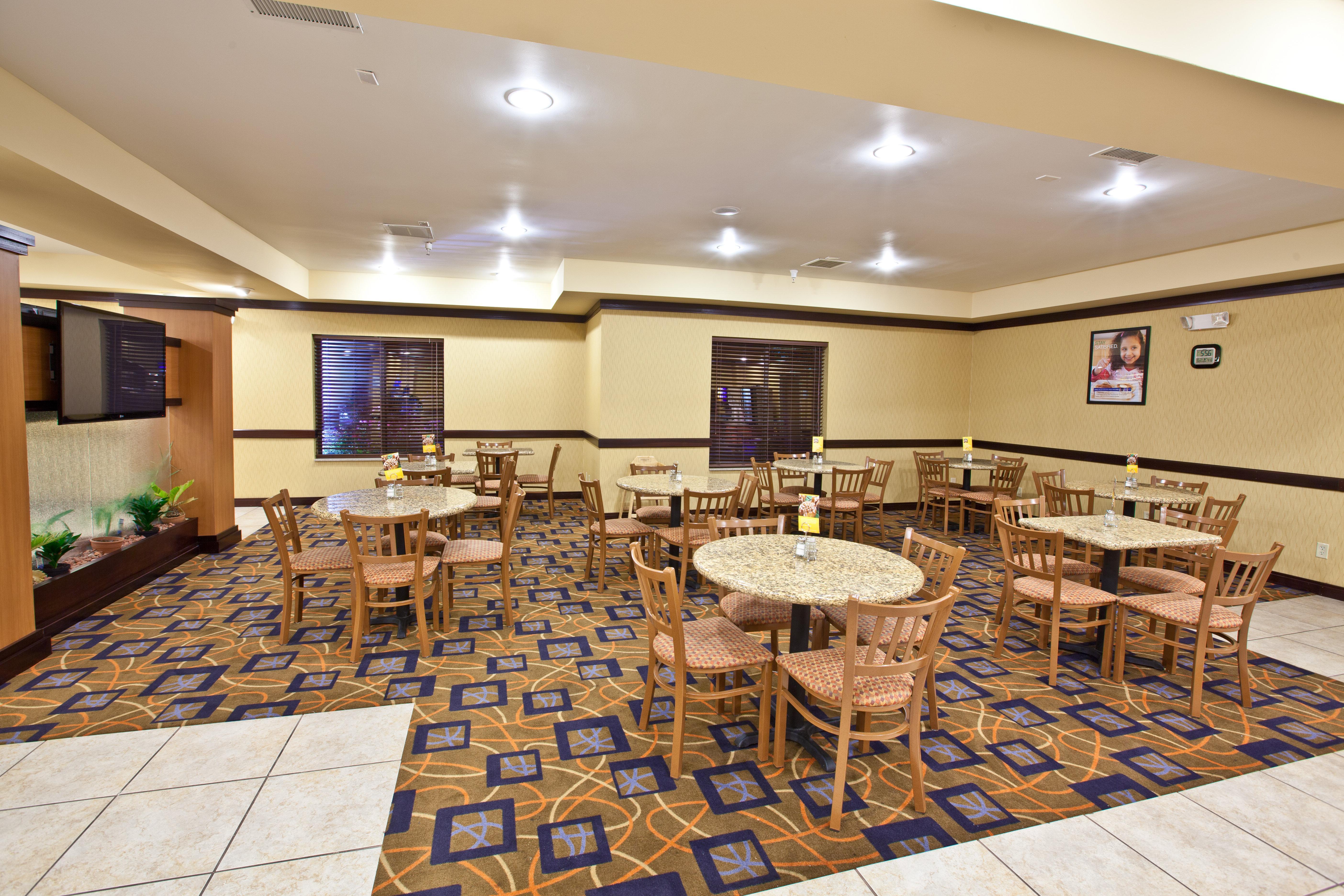 Holiday Inn Express Plymouth By Ihg Exterior photo